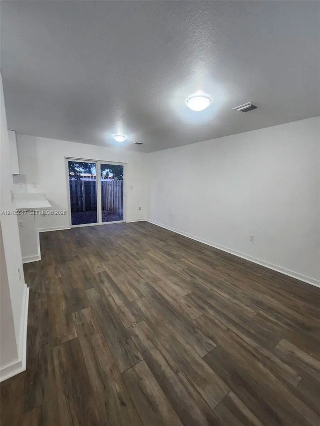 4 of 21 - 210 Sw 3rd Court, Florida City, FL