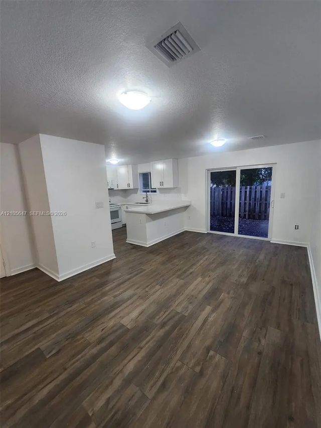 5 of 21 - 210 Sw 3rd Court, Florida City, FL