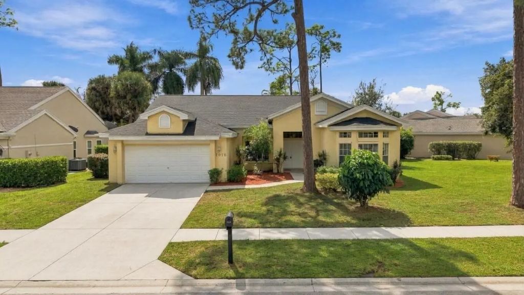 1015 Lake Breeze Drive, Wellington