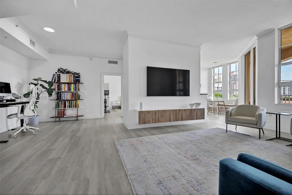 3001 Ne 185th Street #523, Aventura