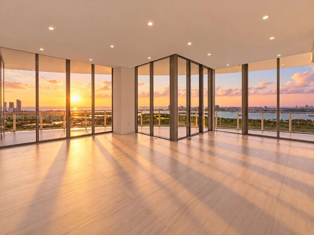 2411 Laguna Circle #3101, North Miami