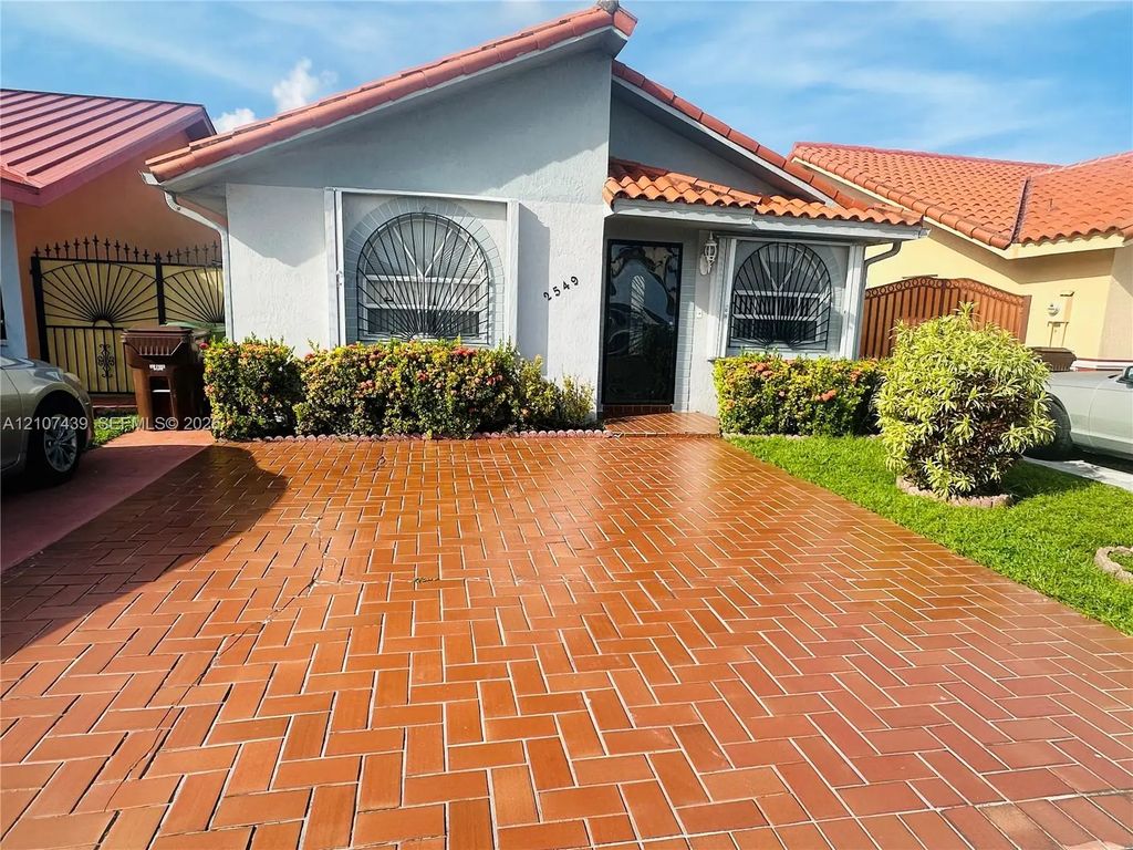 2549 W 73rd Place, Hialeah