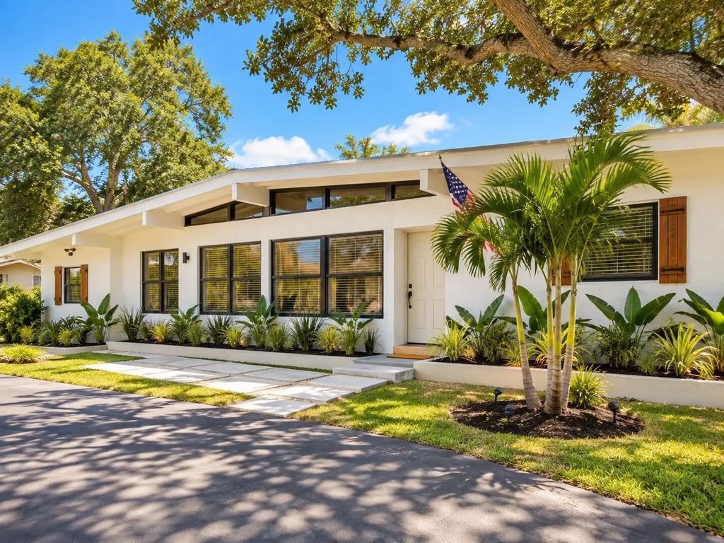 1944 Ne Lake Place, Jensen Beach