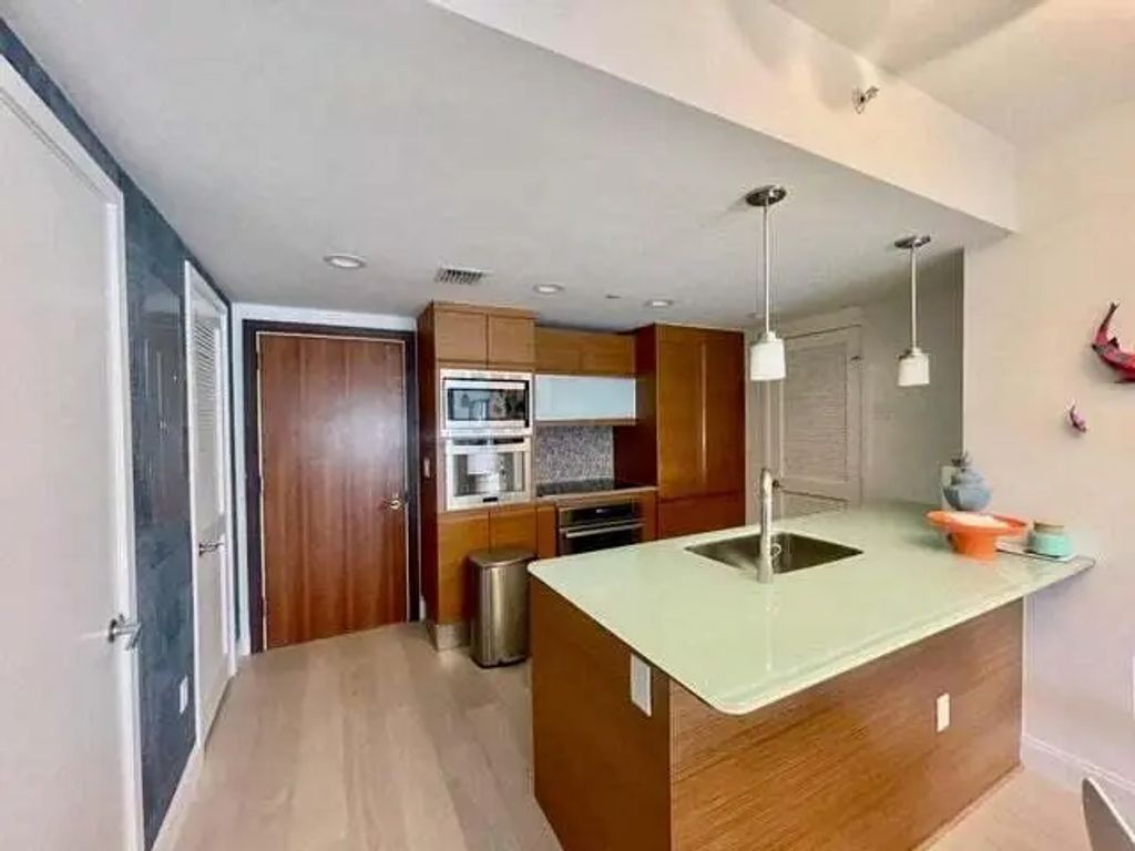 5875 Collins Avenue #1606, Miami Beach