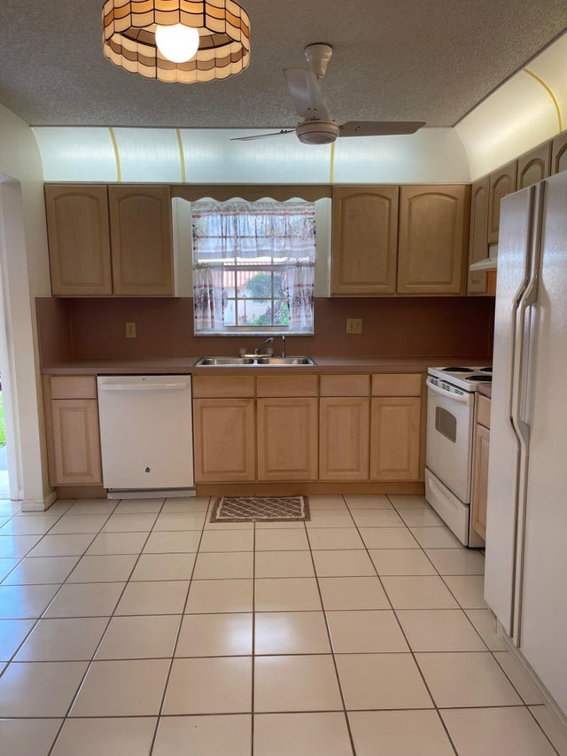 5 of 24 - 570 Laconia Cir, Lake Worth, FL