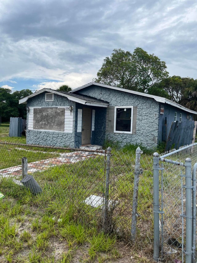 1 of 13 - 1204 Avenue K Av, Fort Pierce, FL