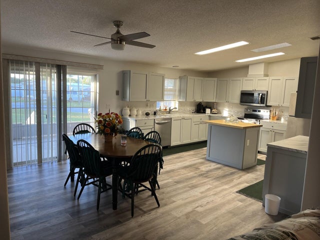 3 of 9 - 6325 Se Colonial Dr, Stuart, FL