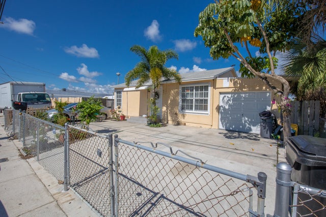 1 of 20 - 922 S Dixie St, Lake Worth Beach, FL