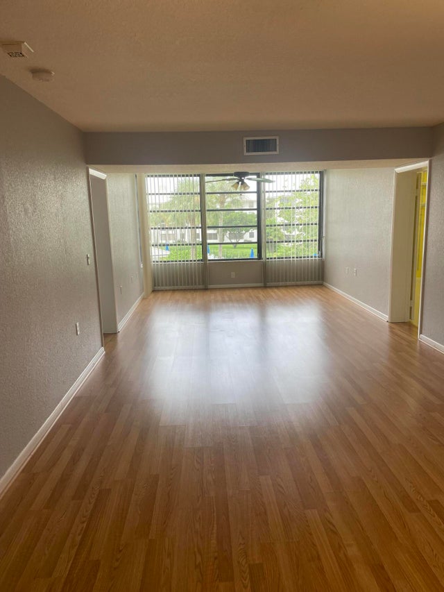 4 of 11 - 3635 Whitehall Dr #305, West Palm Beach, FL