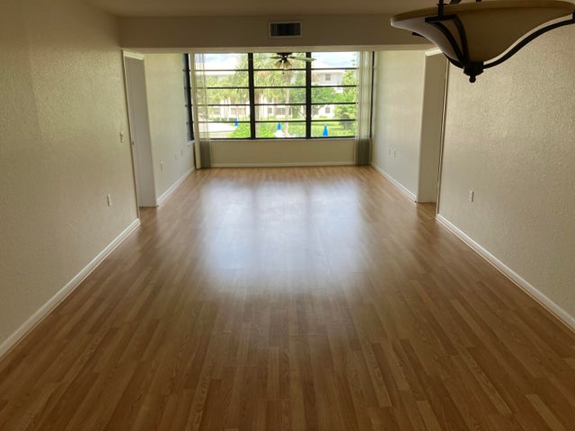 5 of 11 - 3635 Whitehall Dr #305, West Palm Beach, FL