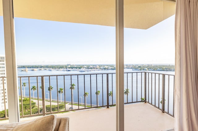 4 of 54 - 1801 S Flagler Dr #1707, West Palm Beach, FL