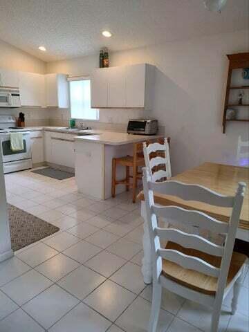 1 of 11 - 1899 Oak Berry Circle, Wellington, FL