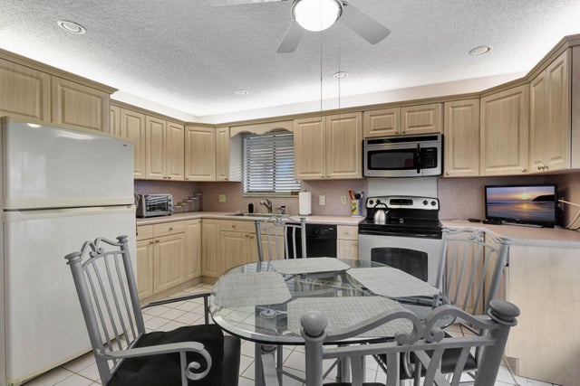 3 of 40 - 10088 Shadywood Pl, Boynton Beach, FL