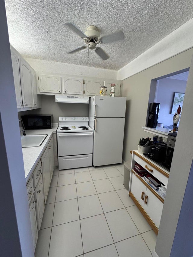 4 of 10 - 387 Chatham S, West Palm Beach, FL