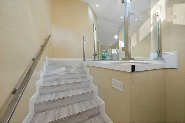 4 of 20 - 13 Via De Casas Sur #202, Boynton Beach, FL