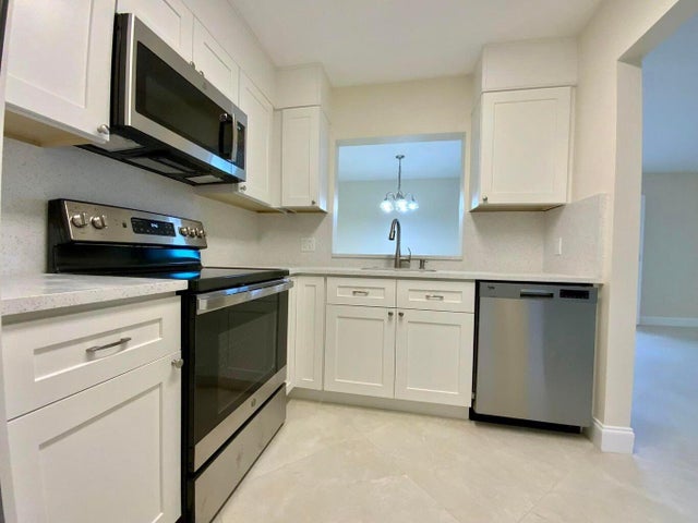 3 of 12 - 3178 Via Poinciana #402, Lake Worth, FL