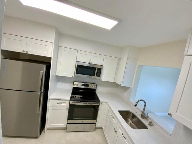 4 of 12 - 3178 Via Poinciana #402, Lake Worth, FL