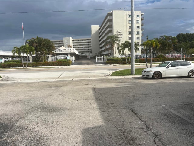 1 of 12 - 810 Lake Shore Dr #39, Lake Park, FL