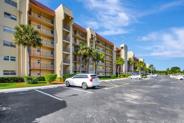 1 of 33 - 3661 Via Poinciana #510, Lake Worth, FL