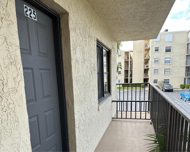 5 of 39 - 896 N Federal Highway #225, Lantana, FL