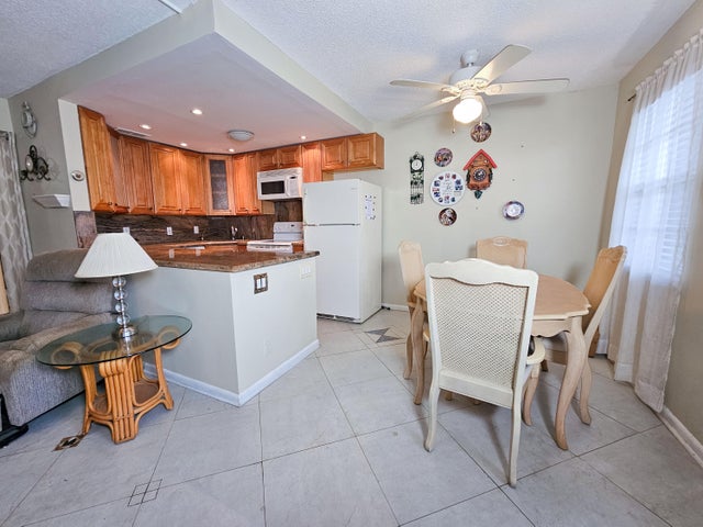 3 of 24 - 131 Somerset G, West Palm Beach, FL