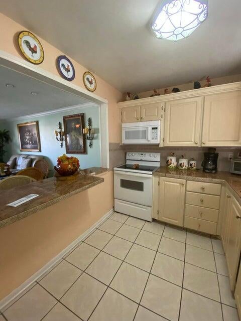 4 of 8 - 715 Lori Drive #302, Palm Springs, FL