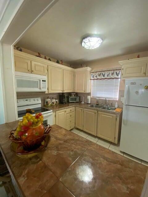 5 of 8 - 715 Lori Drive #302, Palm Springs, FL
