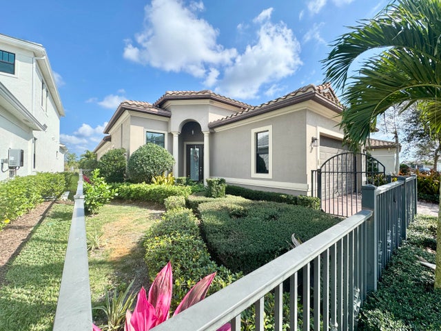2 of 39 - 320 Se Fascino Circle, Port Saint Lucie, FL