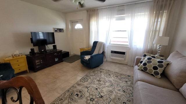 5 of 60 - 114 Chatham E, West Palm Beach, FL