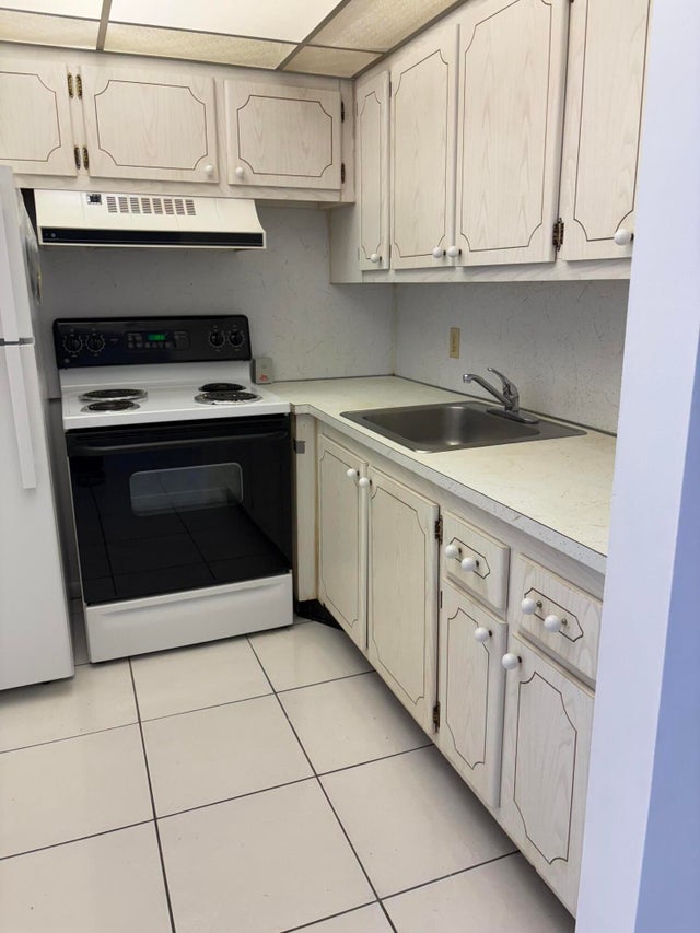 2 of 12 - 113 Berkshire E, West Palm Beach, FL