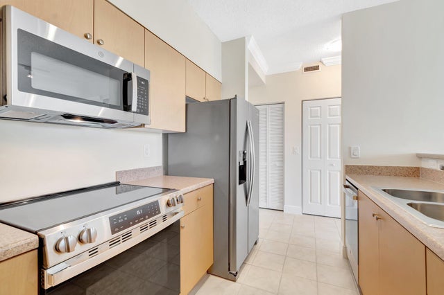 5 of 37 - 616 Clearwater Park Road #907, West Palm Beach, FL