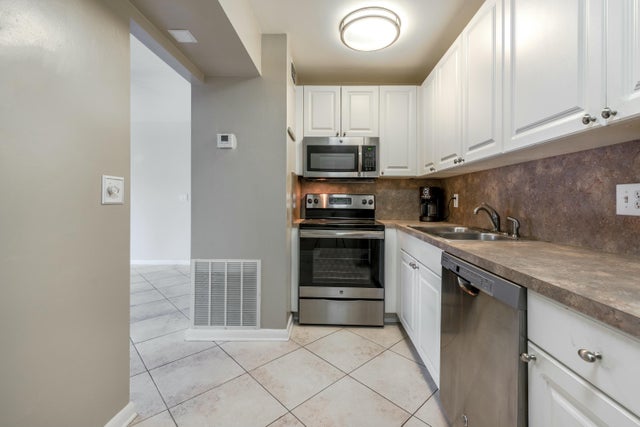 1 of 22 - 194 Lake Dora Dr, West Palm Beach, FL