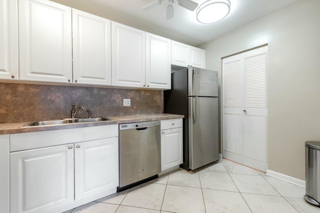 2 of 22 - 194 Lake Dora Dr, West Palm Beach, FL