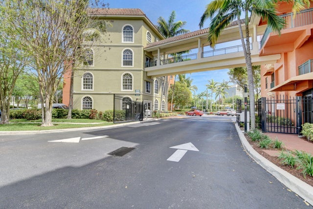 1 of 32 - 1640 Presidential Wy #105, West Palm Beach, FL