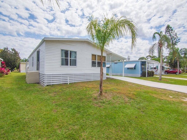 4 of 34 - 15 Se Iberian Lane, Port Saint Lucie, FL