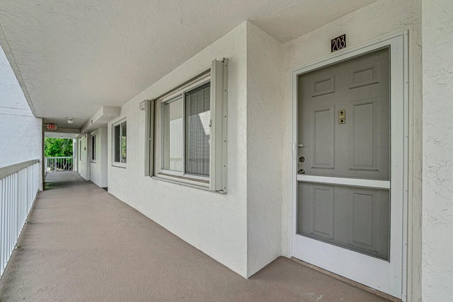 2 of 18 - 3146 Via Poinciana #203, Lake Worth, FL