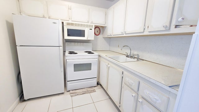3 of 21 - 319 Chatham P, West Palm Beach, FL