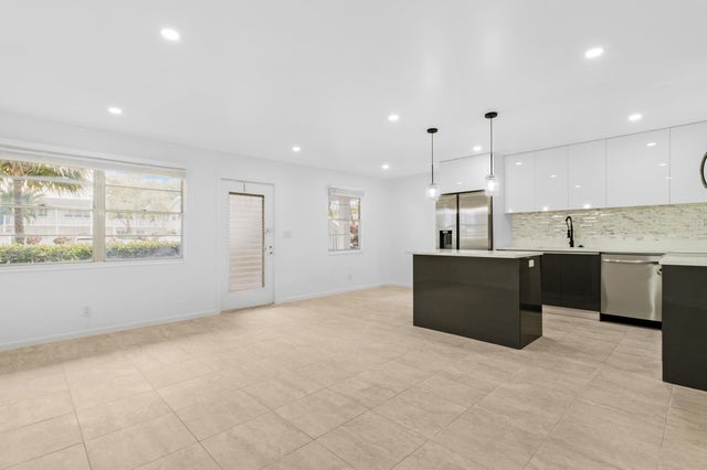 4 of 24 - 1039 Newport #h, Deerfield Beach, FL