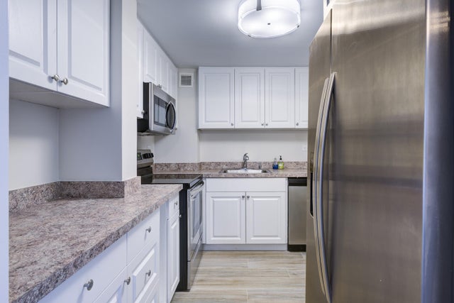 4 of 18 - 2800 N Flagler Dr #207, West Palm Beach, FL