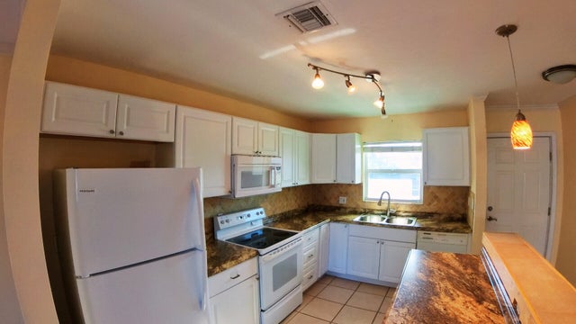 5 of 12 - 236 Castlewood Dr #202, North Palm Beach, FL