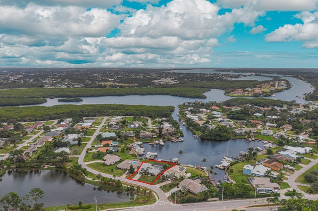 2 of 31 - 718 Se Essex Drive, Port Saint Lucie, FL