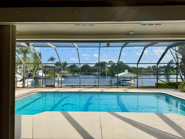 4 of 31 - 718 Se Essex Drive, Port Saint Lucie, FL