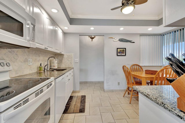 2 of 32 - 3186 Via Poinciana #409, Lake Worth, FL