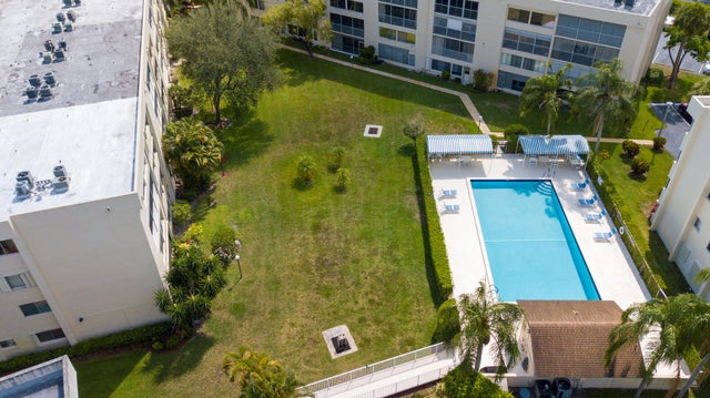 5 of 32 - 3186 Via Poinciana #409, Lake Worth, FL