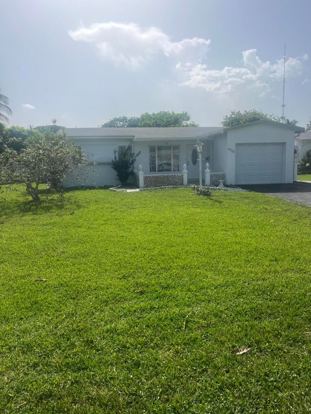 4221 Nw 51st Av, Lauderdale Lakes