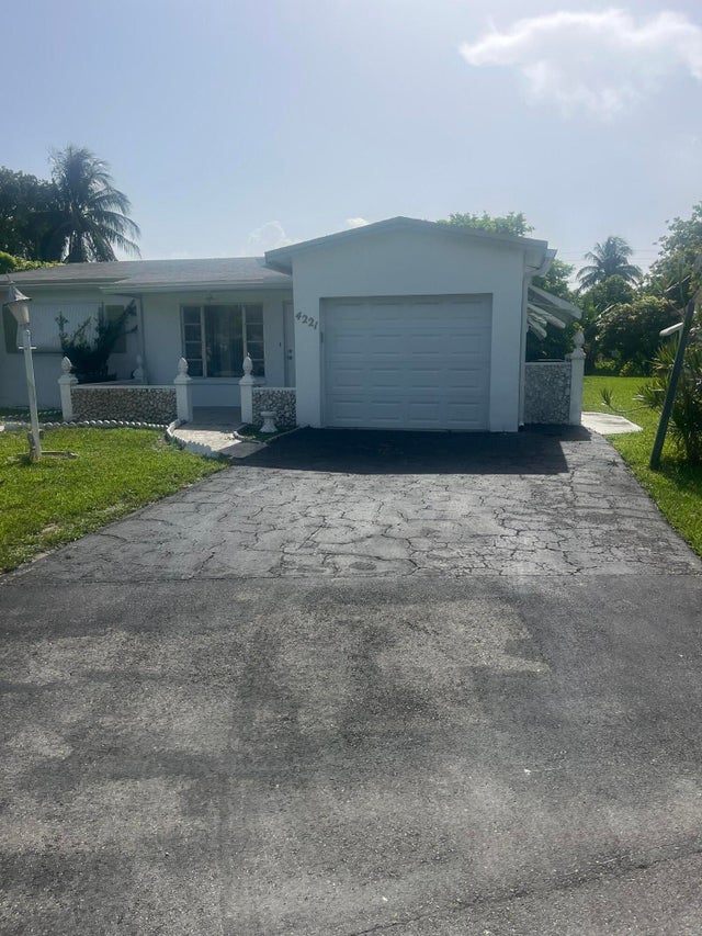 2 of 25 - 4221 Nw 51st Av, Lauderdale Lakes, FL