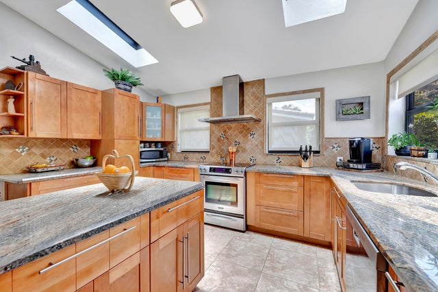 1 of 40 - 2211 Ne 34th Ct, Lighthouse Point, FL