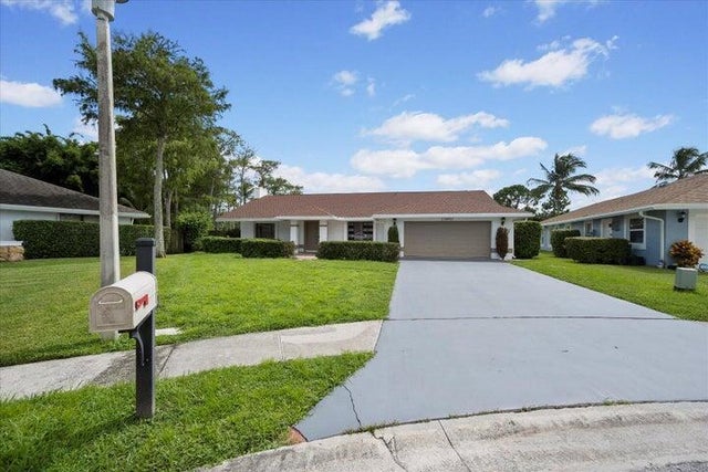 4 of 35 - 13950 Barberry Ct, Wellington, FL