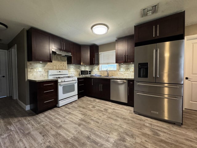 4 of 32 - 5940 Ne 1st Terrace, Oakland Park, FL
