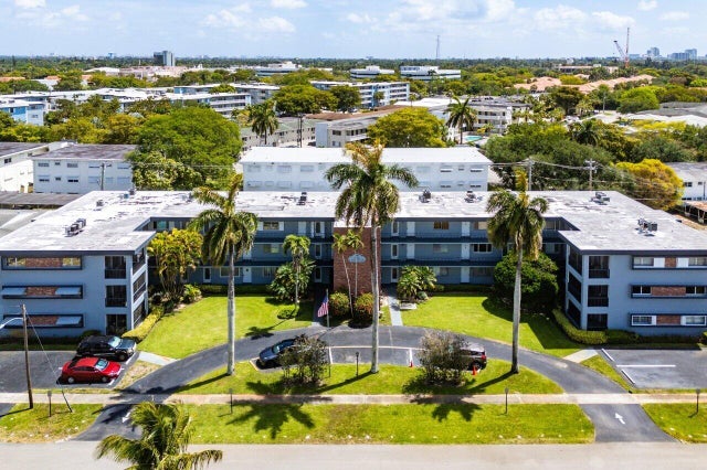 2 of 18 - 515 S Crescent Drive #302, Hollywood, FL